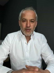 9258-Briva Beyaz Kendinden Çizgili Dik Yaka Gizli Düğme Slim Fit Gömlek