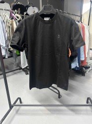 8639- Burunello Cucinelli Siyah Göğüs Metal Logolo Tshirt