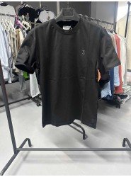 8639- Burunello Cucinelli Siyah Göğüs Metal Logolo Tshirt